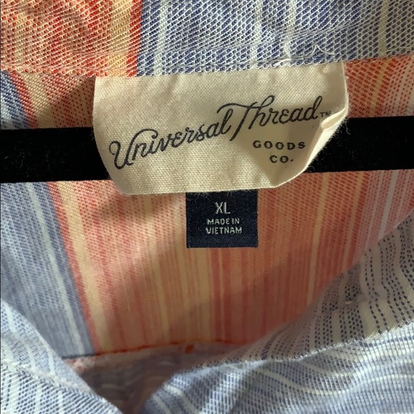 Universal thread button down top - Picture 2 of 3
